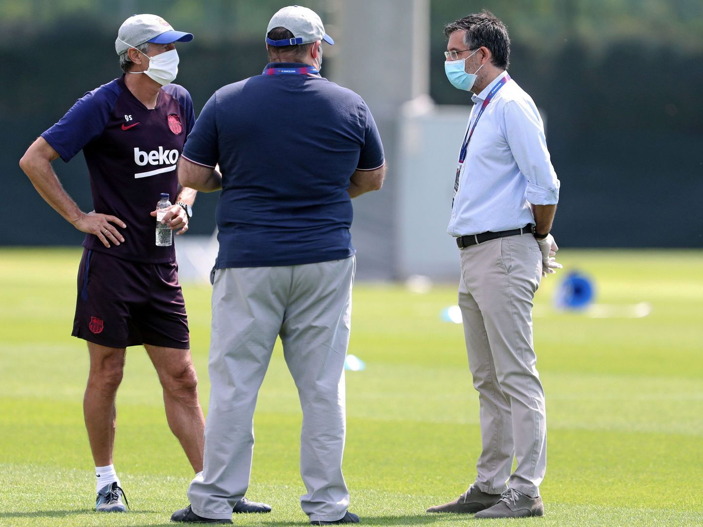 Bartomeu departe con Quique Setién en un entrenamiento del Barcelona. (EFE)