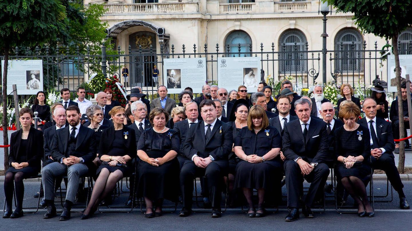 Funeral de Ana de Borbón-Parma al que Irina no pudo asistir. De izquierda a derecha: Margarita, Radu, Elena, Alexander Nixon, Sofía, María, Nicolás y Karina.(CP)