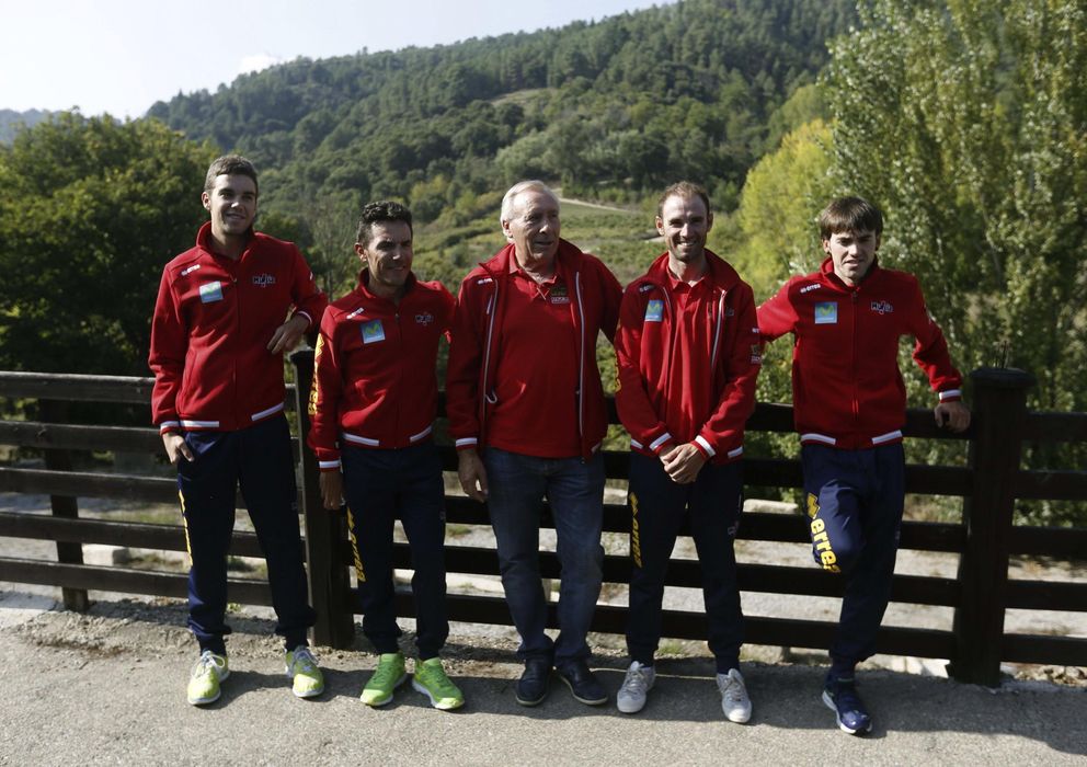 Foto:  Jesús Herrada, 'Purito' Rodríguez, el seleccionador, Javier Mínguez, Alejandro Valverde e Ion Izaguirre en los días previos a la prueba.