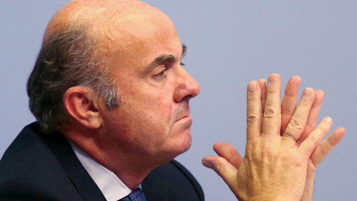 Los banqueros españoles se resisten a los cantos de sirena de Guindos para fusionarse