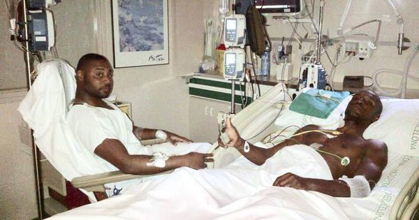 Foto: Abidal muestra una foto con su primo, tras el trasplante de hígado. (EFE)