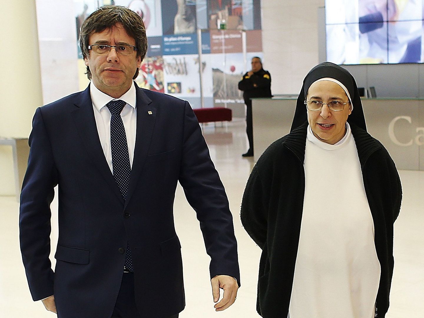 Carles Puigdemont, junto a Sor Lucía Caram, la monja de cabecera del independentismo. (EFE)