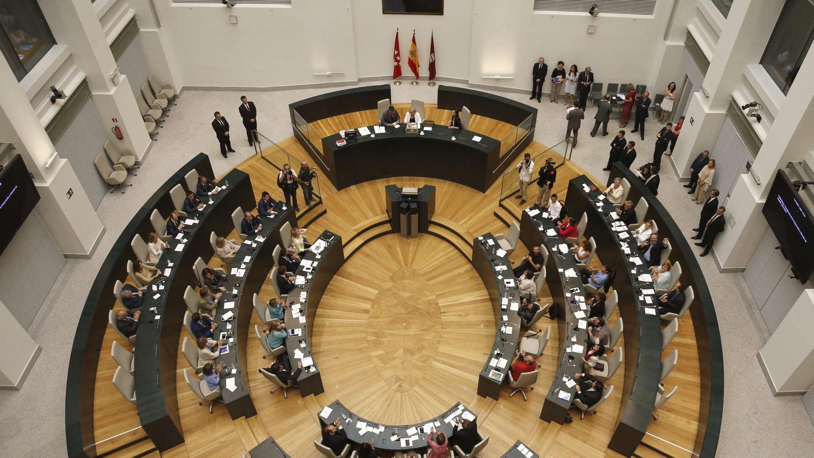 Foto: Vista general de la constitución del Ayuntamiento de Madrid tras la investidura de Manuela Carmena como alcaldesa. (EFE)