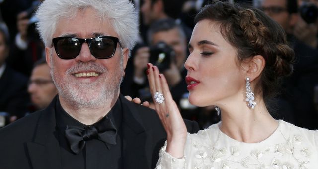 Pedro Almodóvar y Adriana Ugarte, en Cannes. (Reuters)