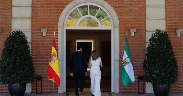 Foto: Pedro Sánchez y la presidenta andaluza, Susana Díaz, entran en La Moncloa para su reunión de este 23 de julio. (EFE)