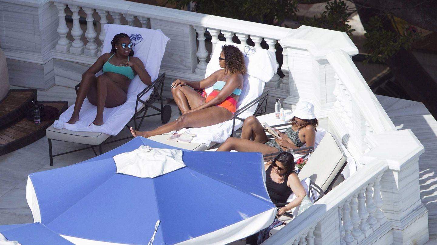 Michelle Obama y sus hijas, en Marbella. (EFE)