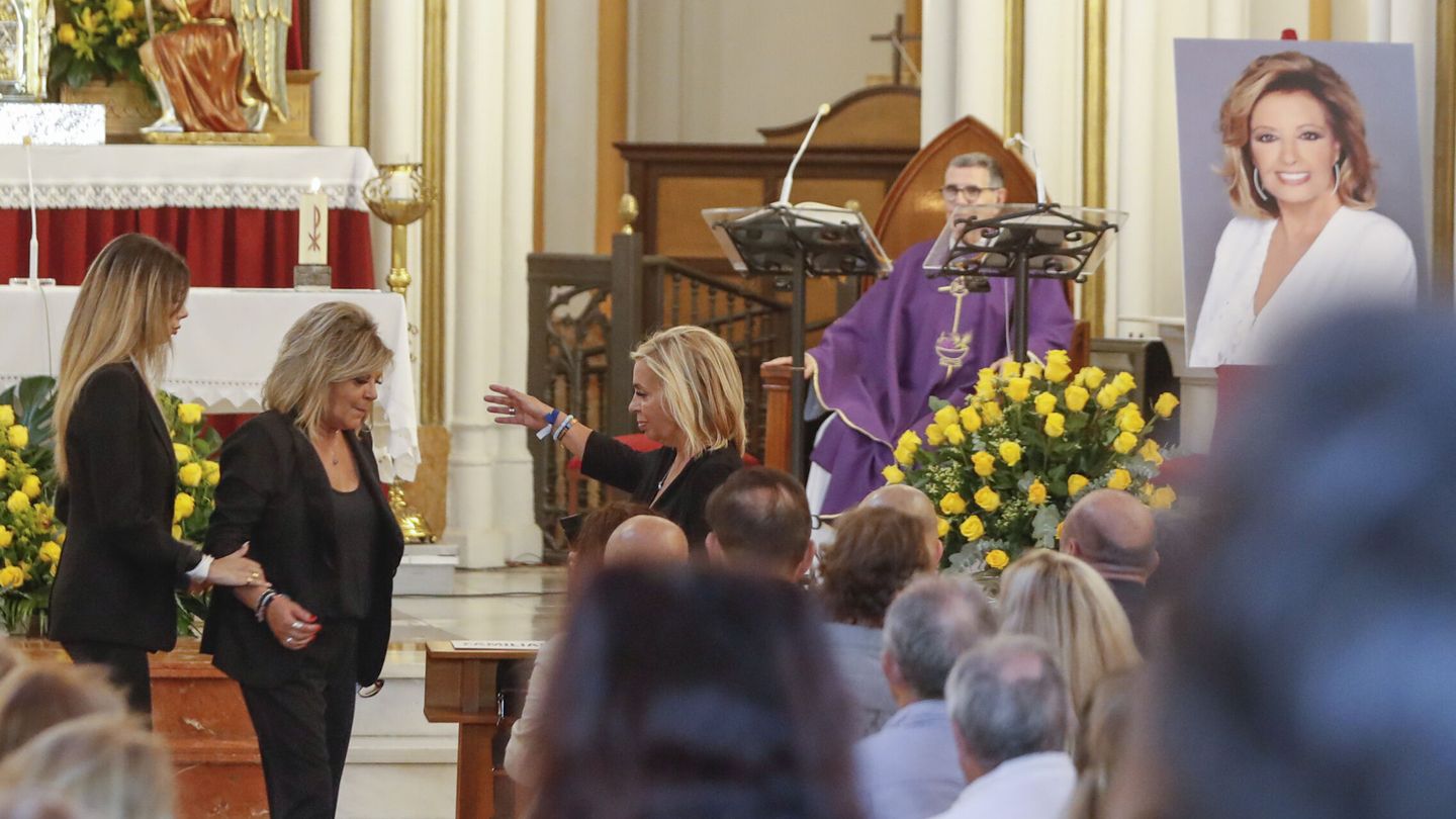 Las hijas y la nieta de la fallecida durante la misa funeral. (EFE)