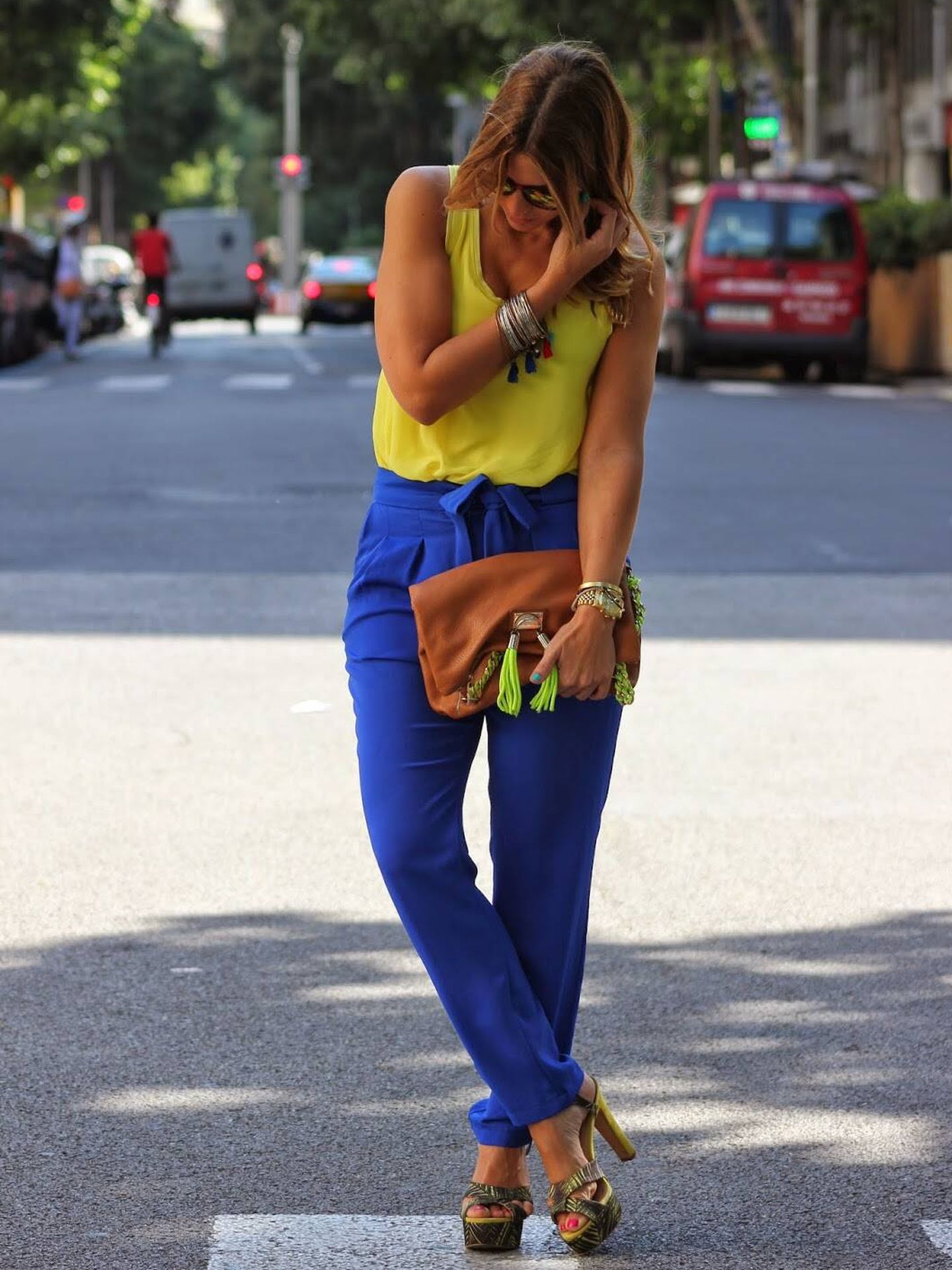 La bloguera Miss Trendy Barcelona con look en azul klein y amarillo. (Instagram @misstrendybcn)