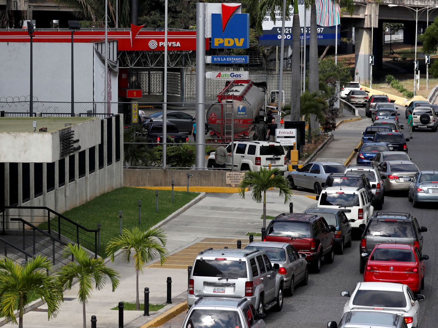 Colas de vehículos ante una gasolinera en Caracas, el 10 de marzo de 2019. (Reuters)