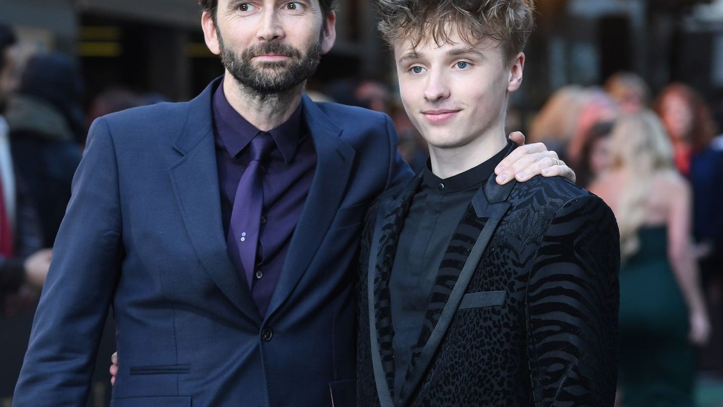 David Tennant junto a su hijo mayor Ty Tennant  en el preestreno de la película 'Tolkien'en Londres. (EFE/Facundo Arrizabalaga)