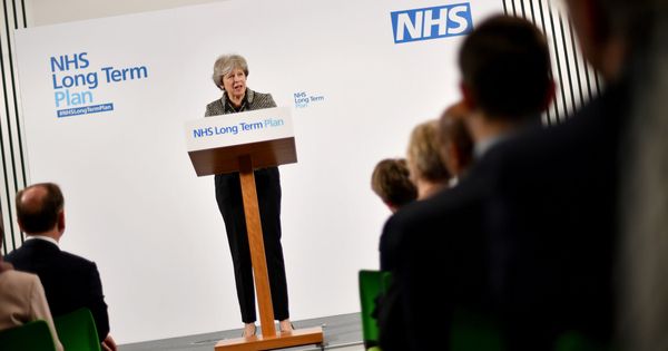 Foto: Theresa may habla durante el lanzamiento del nuevo plan nacional de sanidad pública en el Hospital Infantil Alder Hey de Liverpool, el 7 de enero de 2019. (Reuters)