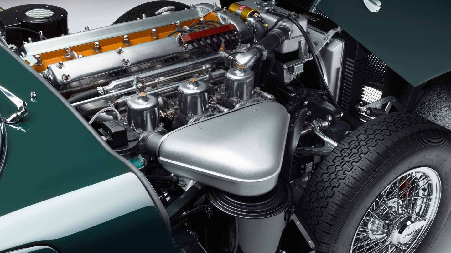 Motor XK 3.8 de seis cilindros en línea que proporciona 265 caballos. 