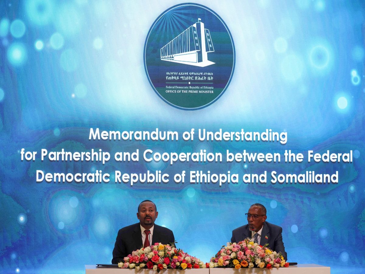 Foto: La firma del memorándum de entendimiento entre Etiopía y Somalilandia. (Reuters/Tiksa Negeri)