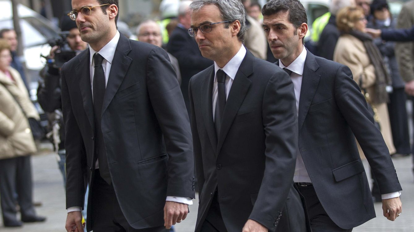 Foto: José Manuel Lara Junior (derecha) junto a su hermano Pablo durante el funeral de su padre el pasado febrero (EFE)