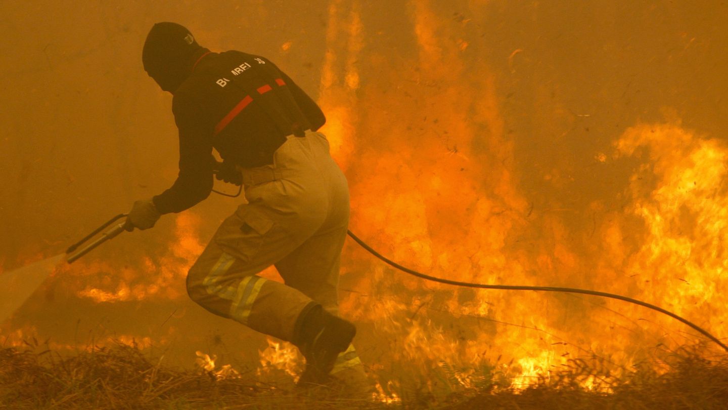Un operario de los servicios de extinción de incendios trabaja en la zona de Zamanes, Vigo. (EFE)