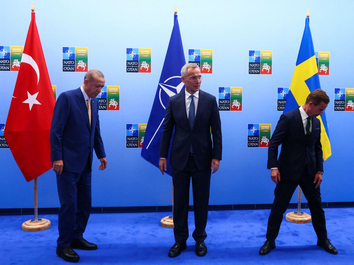 Foto: El presidente turco, Tayyip Erdogan, el secretario general de la OTAN, Jens Stoltenberg, y el primer ministro sueco, Ulf Kristersson. (Reuters/Yves Herman)