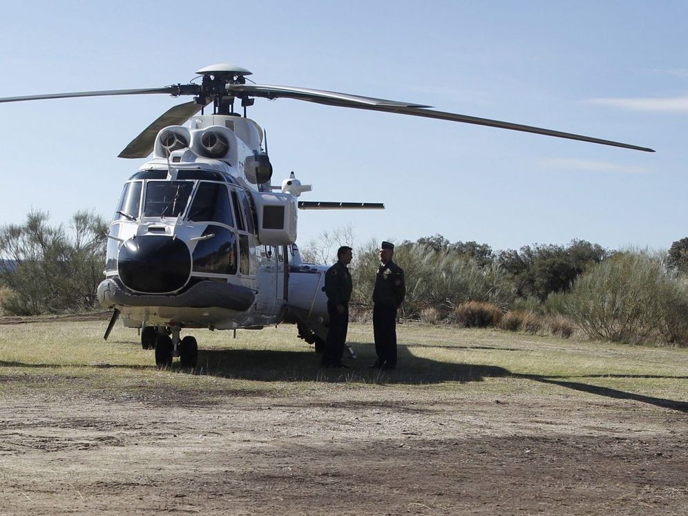 Foto: El helicóptero, con los restos de Franco, a su llegada al aeropuerto de Mingorrubio. (EFE)
