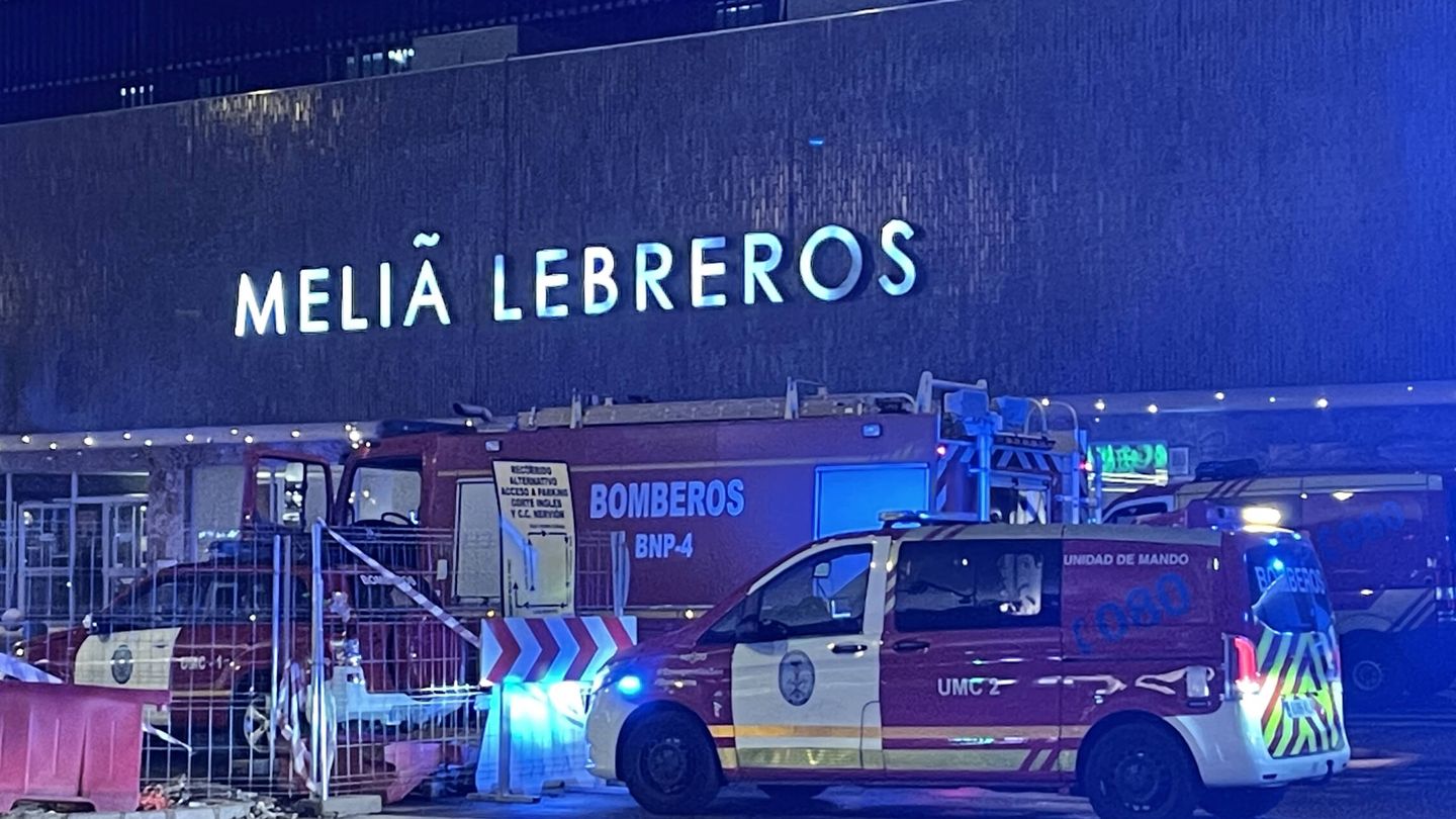 Bomberos en las puertas del Hotel Meliá Los Lebreros