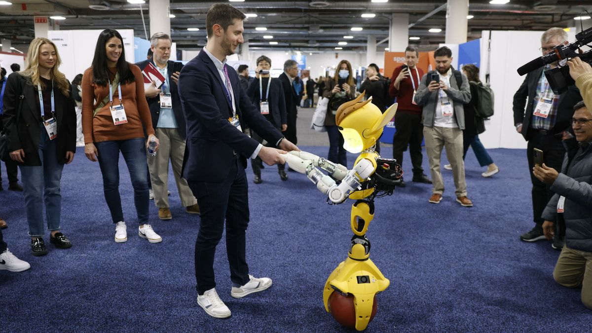 Loona, Ballie y Rosie: los tres robots domésticos con IA que hemos conocido en el CES 2024