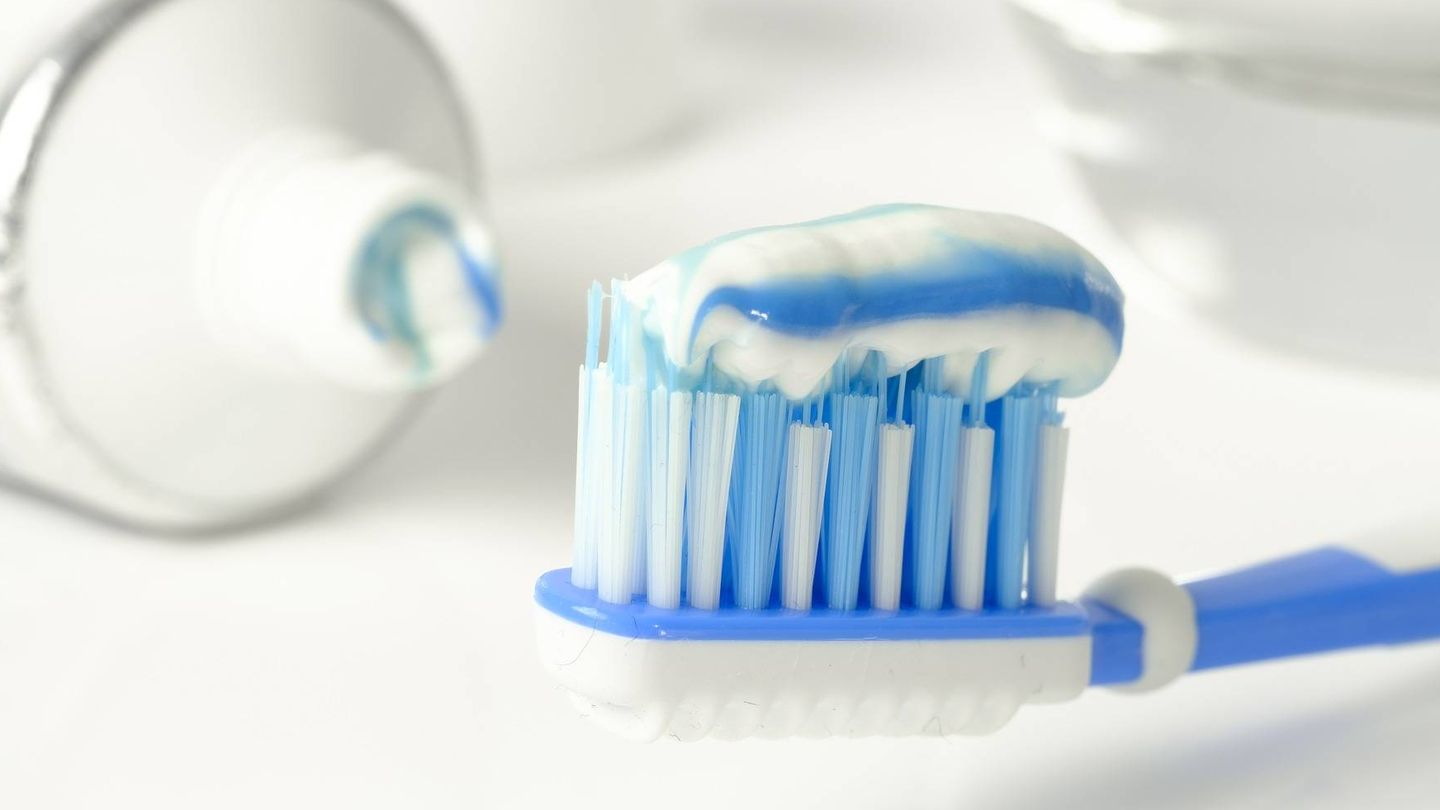 Un cepillo con pasta de dientes. (Pixabay)