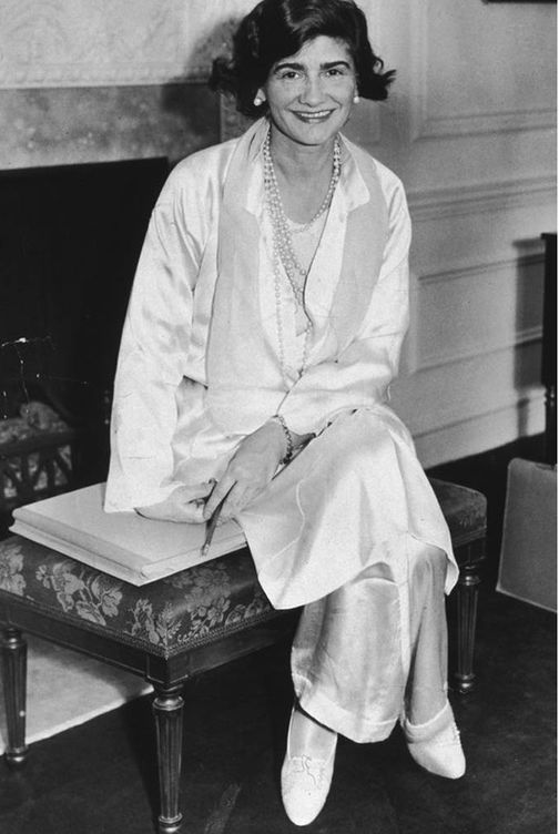 Gabrielle Chanel posando en su suite en el Hotel Pierre durante su primera visita a la ciudad de Nueva York, 1931. (New York Times Co. / Archive Photos / Getty Images)