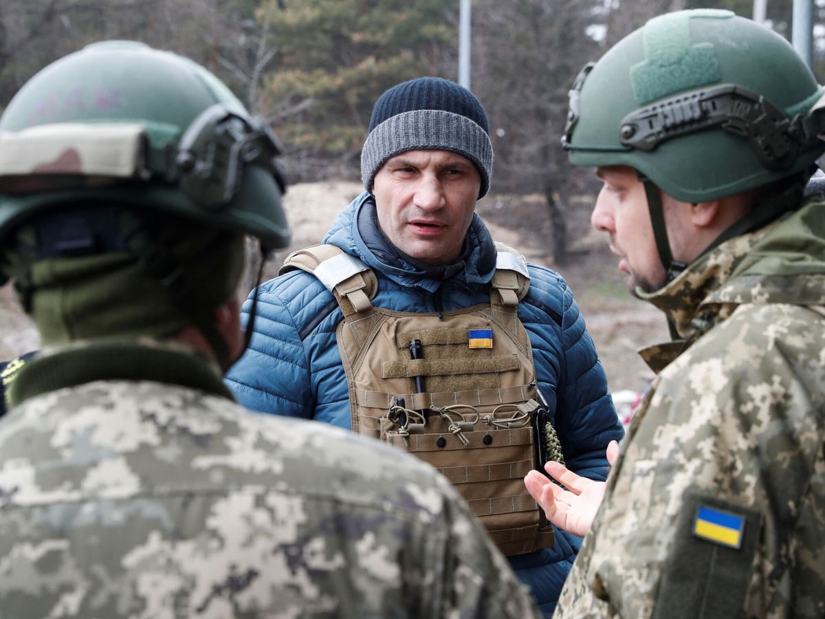 Foto: El alcalde de Kiev, Vitali Klitschko, visitando un checkpoint. (Reuters/Valentyn Ogirenko)