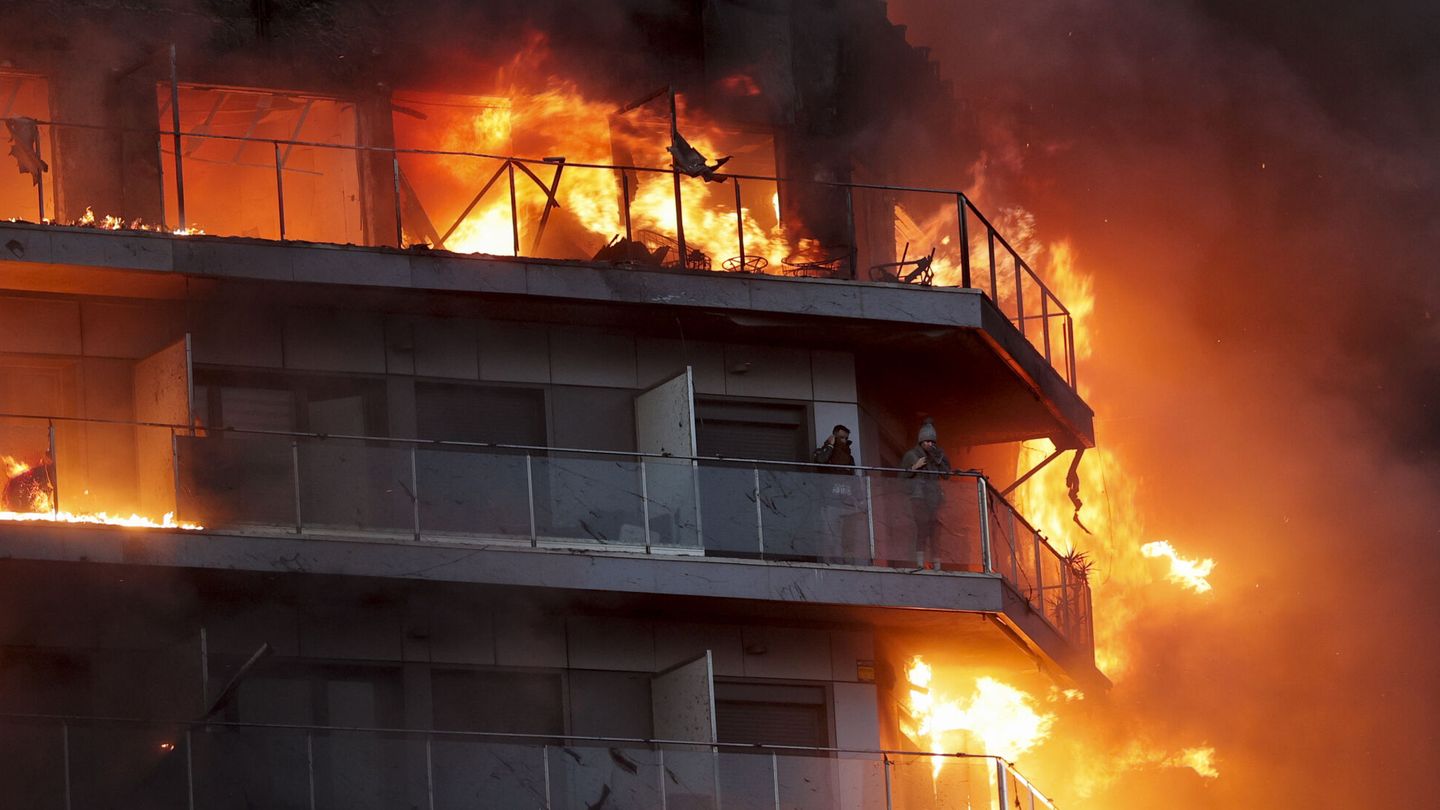 Incendio declarado en el edificio de viviendas de Valencia (EFE/Manuel Bruque) 