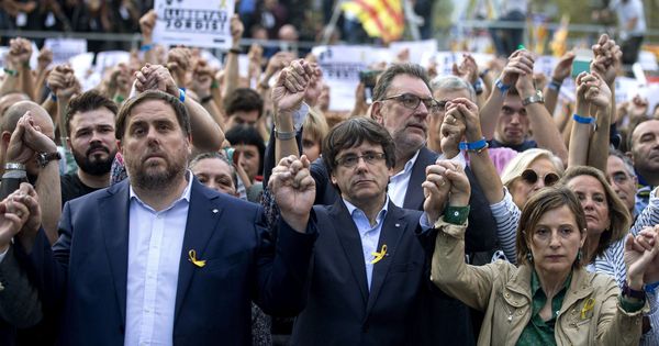Foto: El presidente de la Generalitat, Carles Puigdemont (c); el vicepresidente Oriol Junqueras (i) y la presidenta del Parlament, Carme Forcadell, durante la manifestación del pasado 21 de octubre. (EFE)