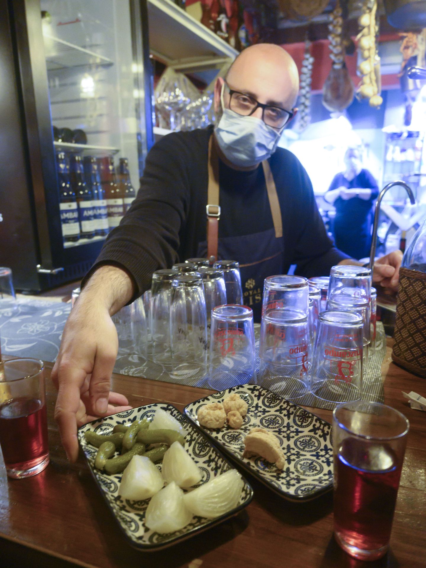 Un camarero sirve una tapa en un bar de Granada. (EFE/Miguel Ángel Molina)