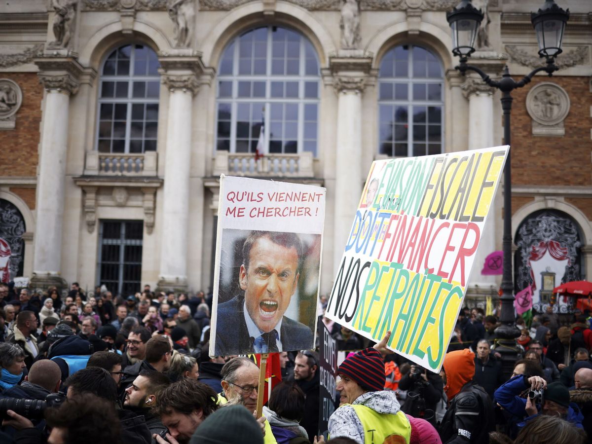 Foto:  Un grupo de personas se manifiesta contra la reforma del sistema de pensiones. (EFE/Yoan Valat)