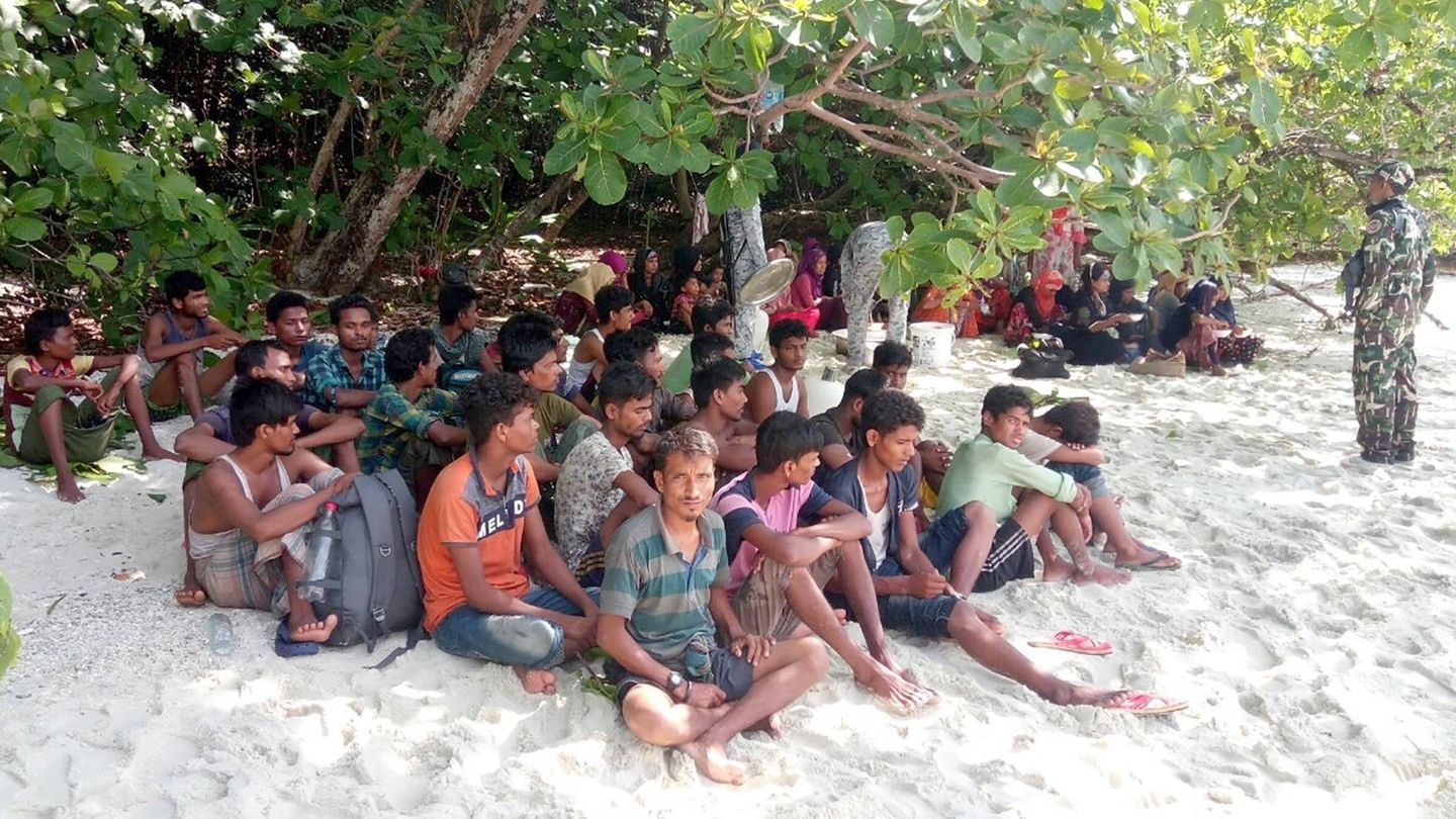 Refugiados de Birmania en una playa tailandesa. (EFE)