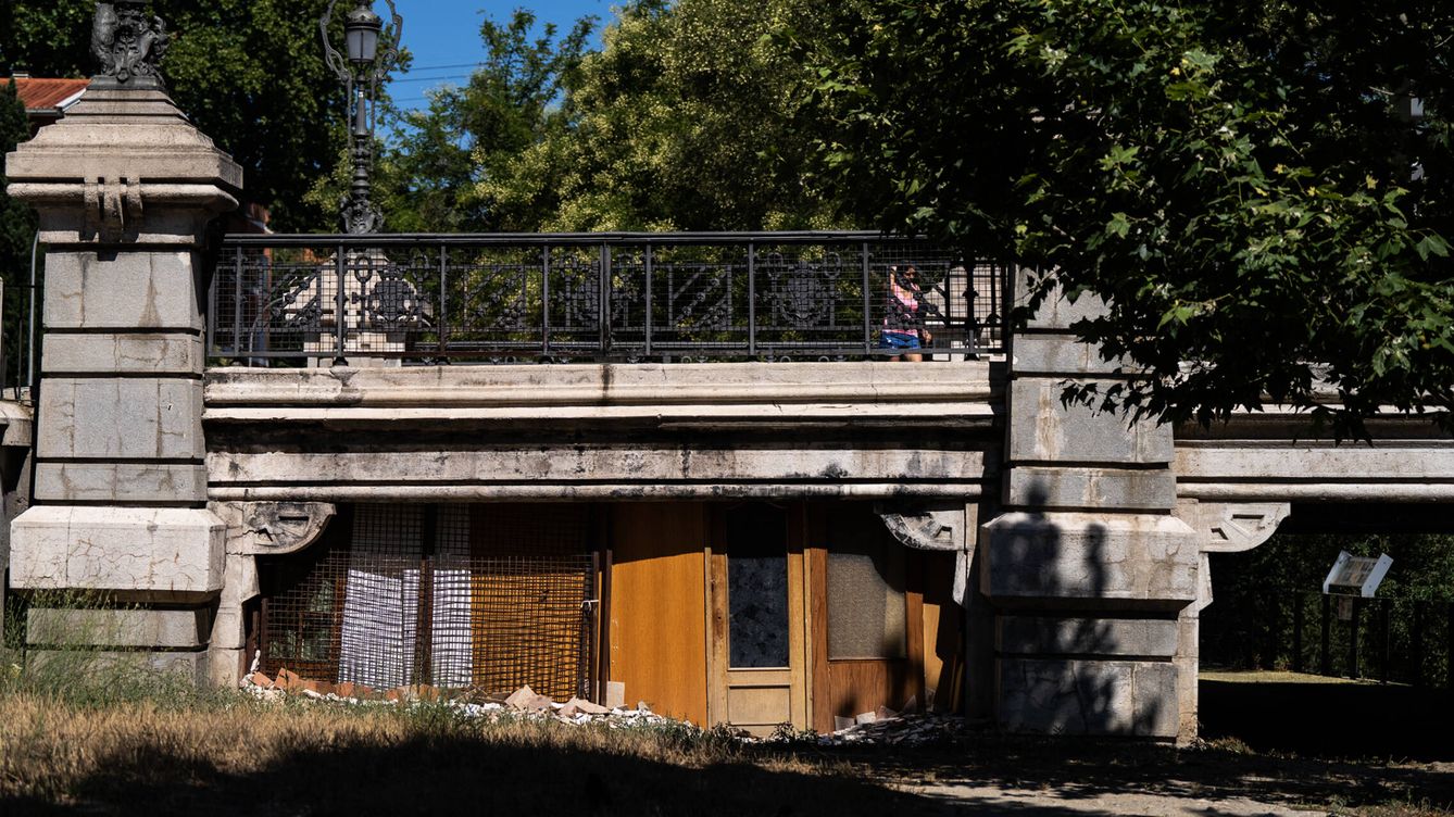 Foto: Chabolas construidas bajo un puente en Madrid. (Ana Beltrán)