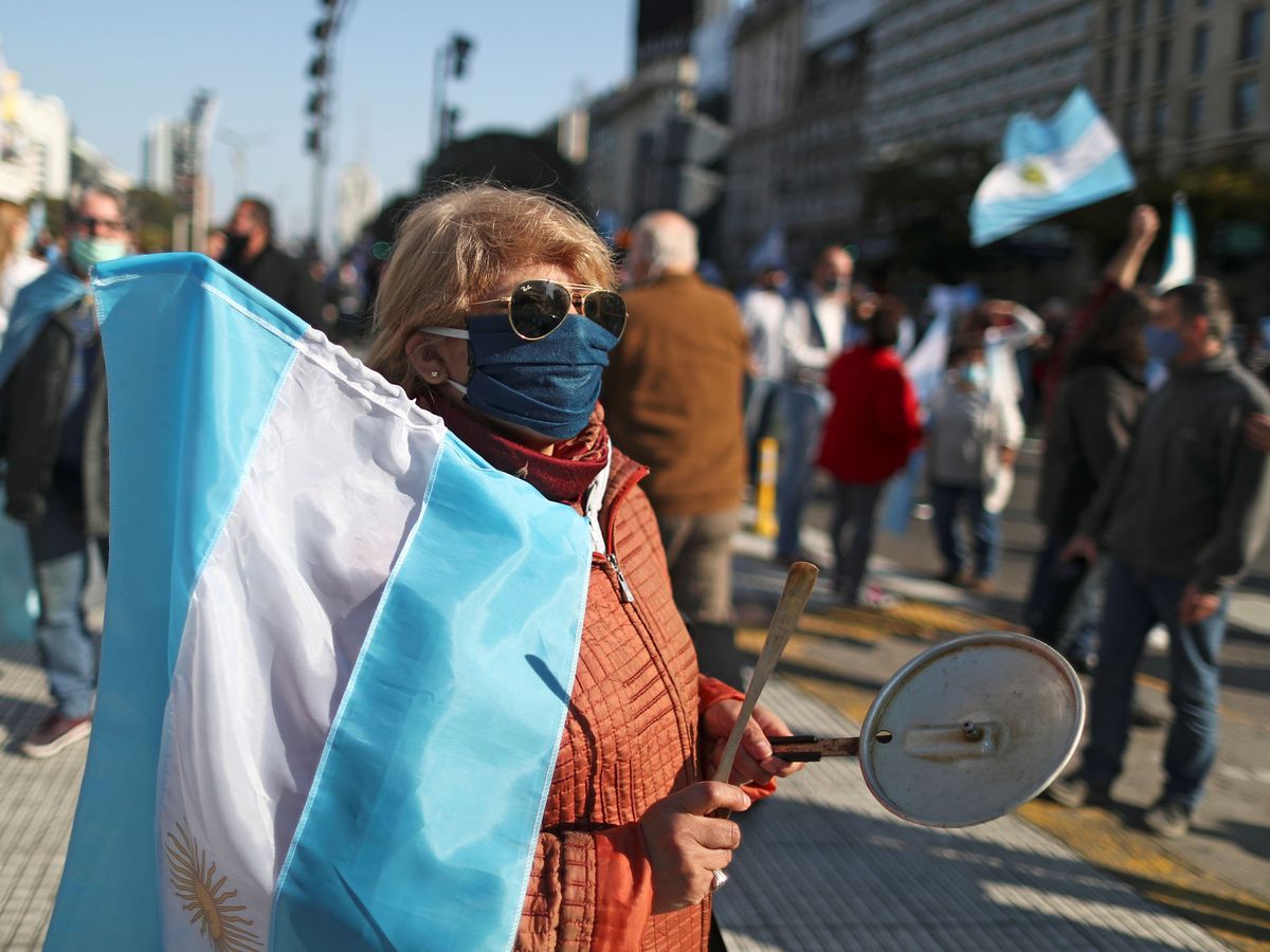Foto: Una mujer protesta contra la gestión de la crisis del covid en Argentina. (Reuters)