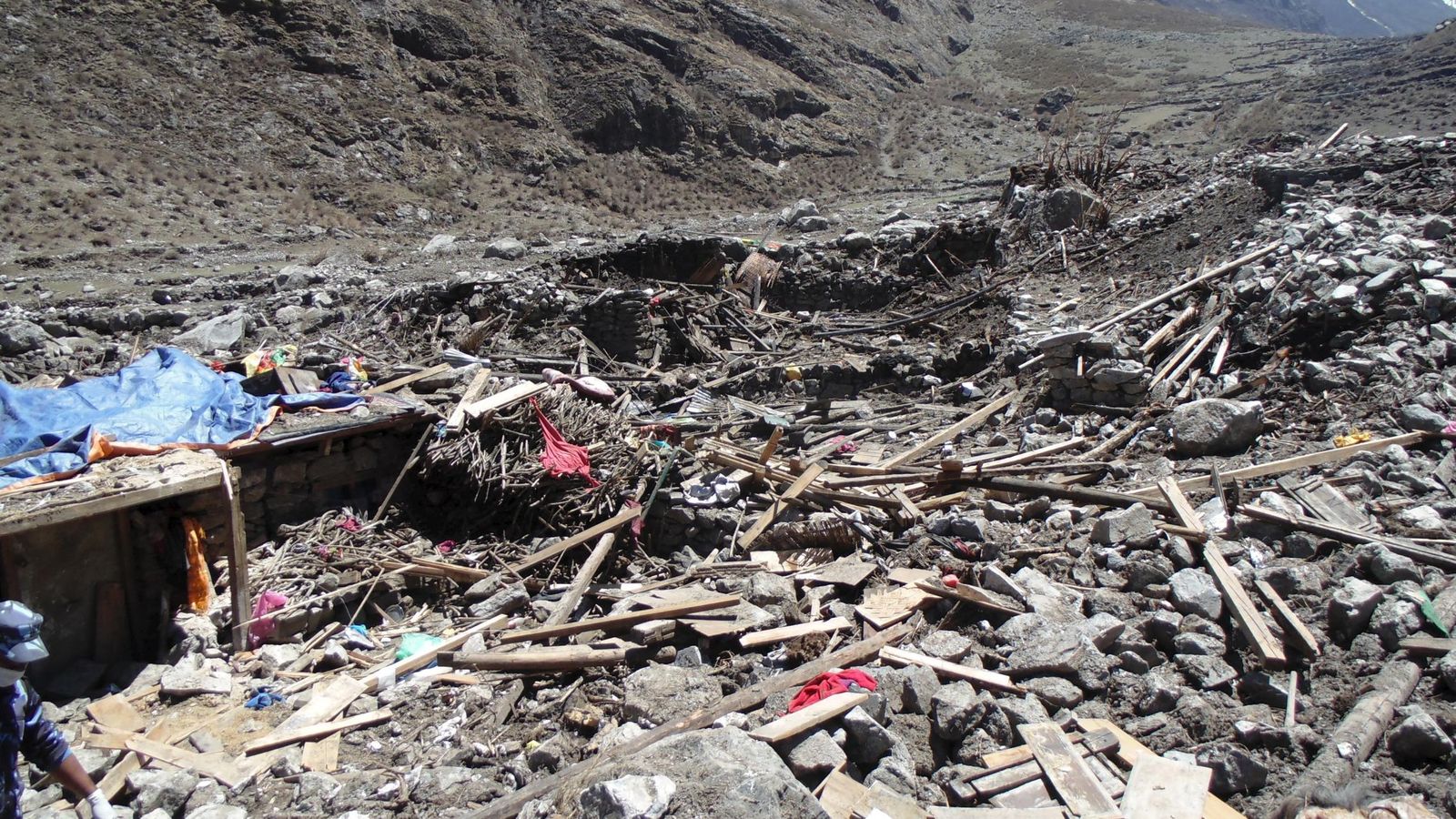 Foto: Vista de la destrucción causada por el seísmo en la población de Langtang. (EFE)
