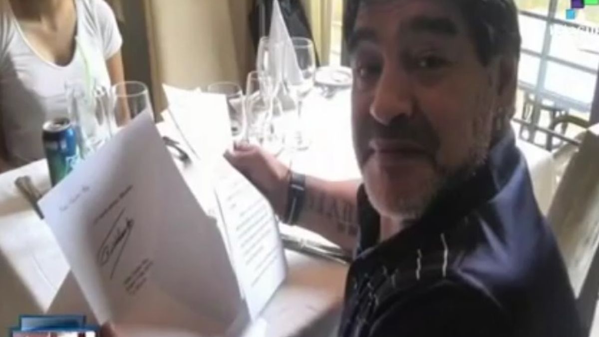 Maradona muestra conmocionado una carta enviada por Fidel Castro: "Está vivo"