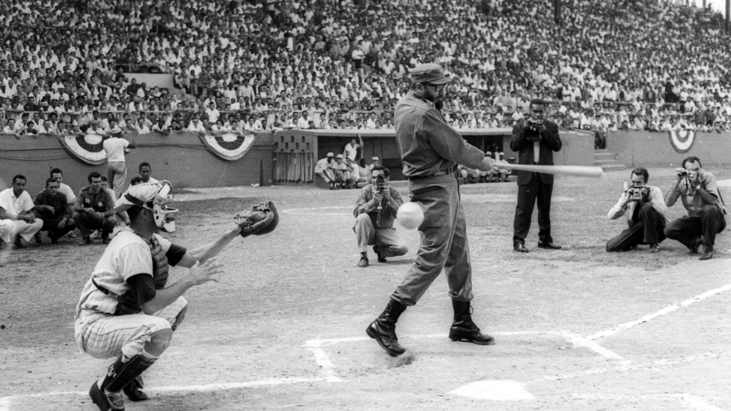 Fidel Castro jugando al béisbol. (Reuters)