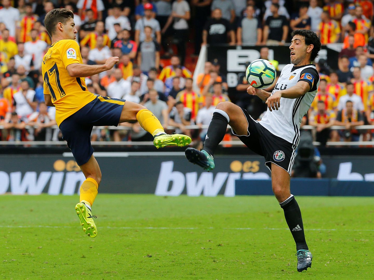 En la imagen, Vietto y Parejo pelean por un balón. (Reuters)