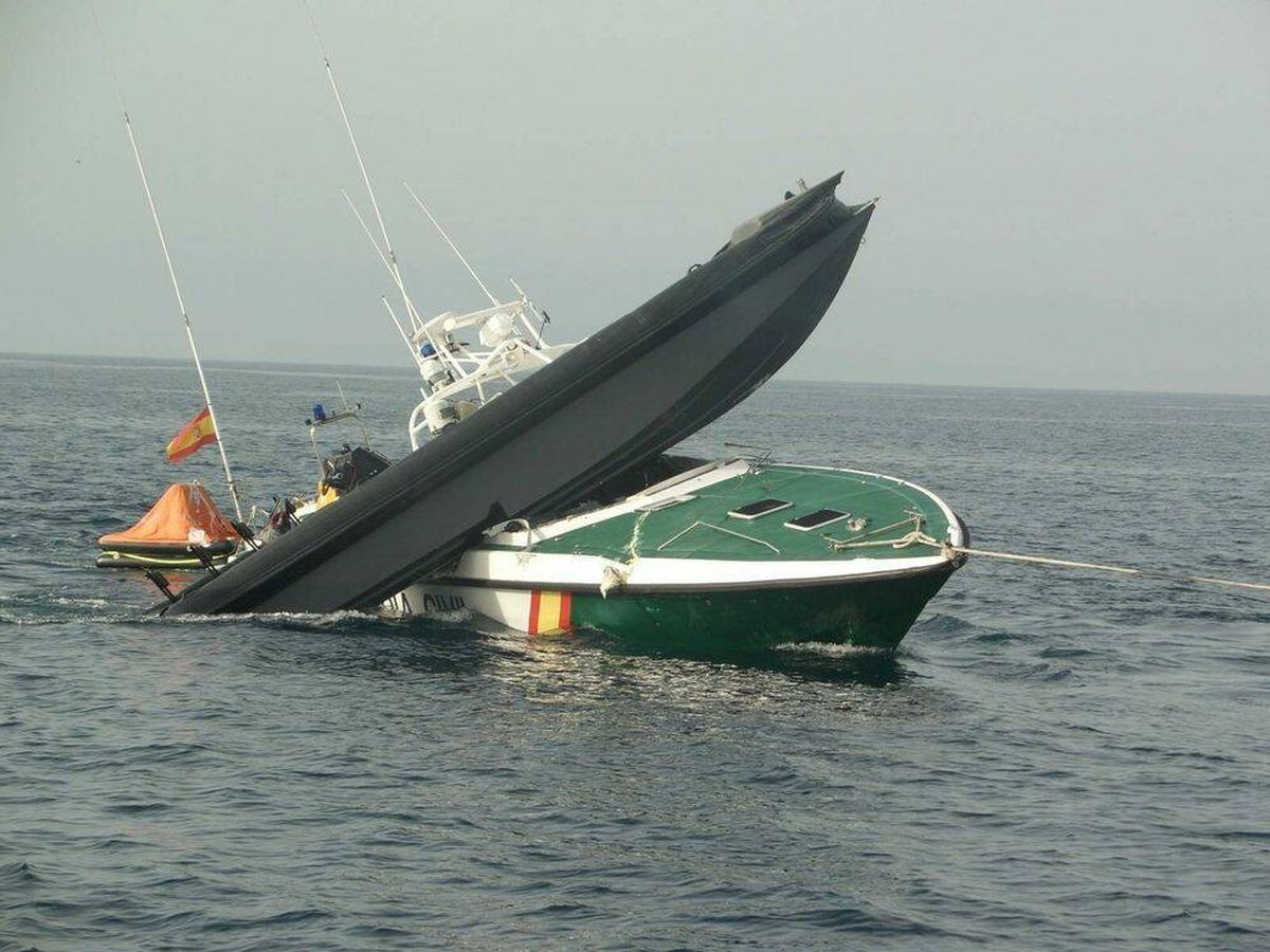 Foto: Imagen de archivo de la colisión de una narcolancha con una embarcación de la Guardia Civil. (Jucil)