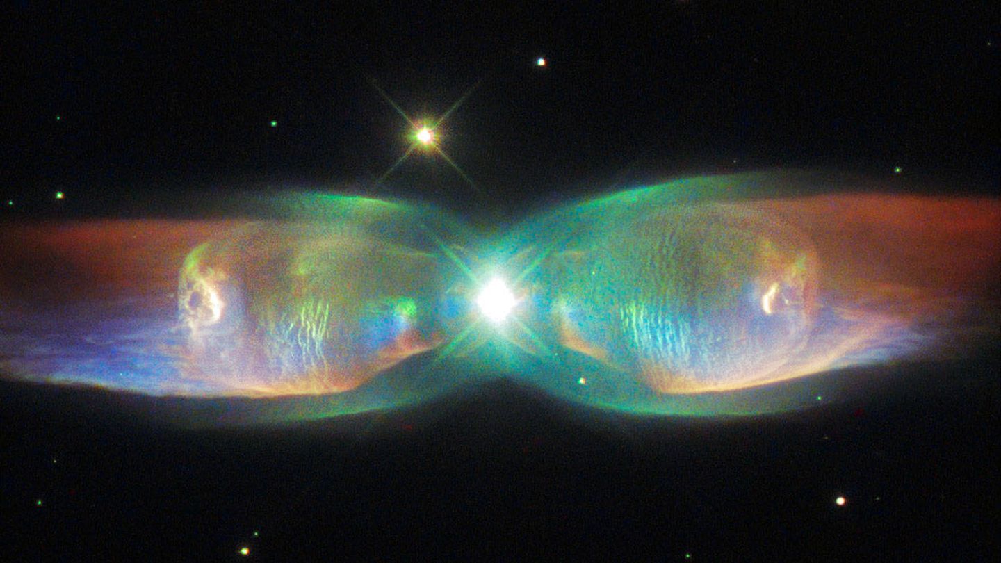 La nebulosa 'Twin Jet' no se forma alrededor de una estrella sino que es un sistema bipolar con dos astros. Distancia aproximada: 2100 años luz.