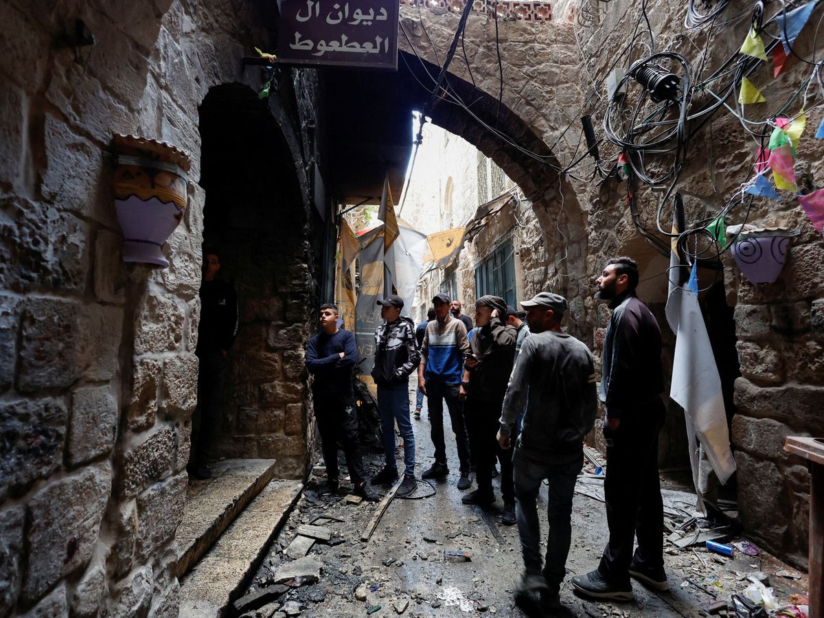 Foto: Ciudadanos se concentran a las afueras de la sede del grupo palestino Lions' Den. (Reuters/Raneen Sawafta)
