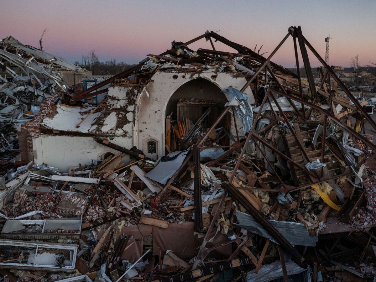 Foto: Una iglesia presbiteriana destrozada por el impacto de un tornado (Reuters/Andrees Latif)