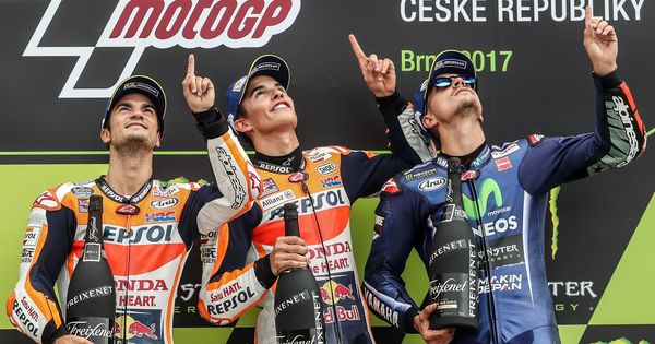 Foto: El homenaje de los tres españoles a Ángel Nieto en el podio de MotoGP de Brno. (EFE)
