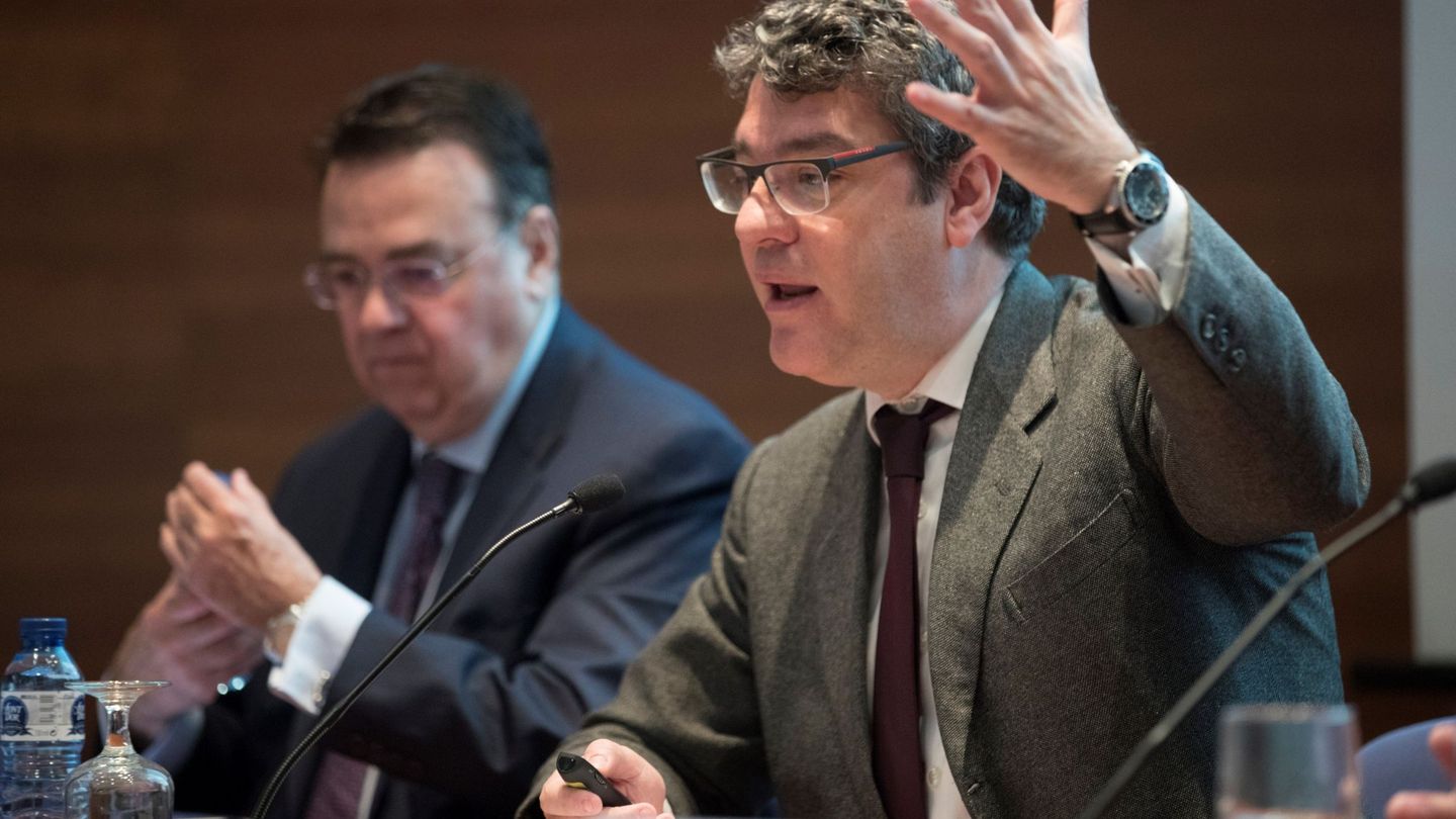El ministro de Energía, Álvaro Nadal (d), junto al presidente de Enagás, Antonio Llardén (i), durante la inauguración este lunes en Barcelona del VI Simposio Internacional Funseam. (EFE)