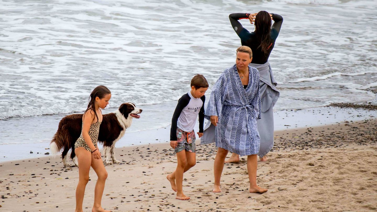 En este día de playa, los príncipes y sus hijos estuvieron acompañados por su mascota, Grace. (Fotos Vanitatis)