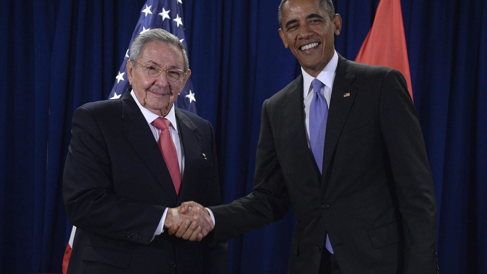 Foto: El presidente de Estados Unidos, Barack Obama (dcha), se reúne con su homólogo cubano, Raúl Castro, en la sede de las Naciones Unidas. (EFE)
