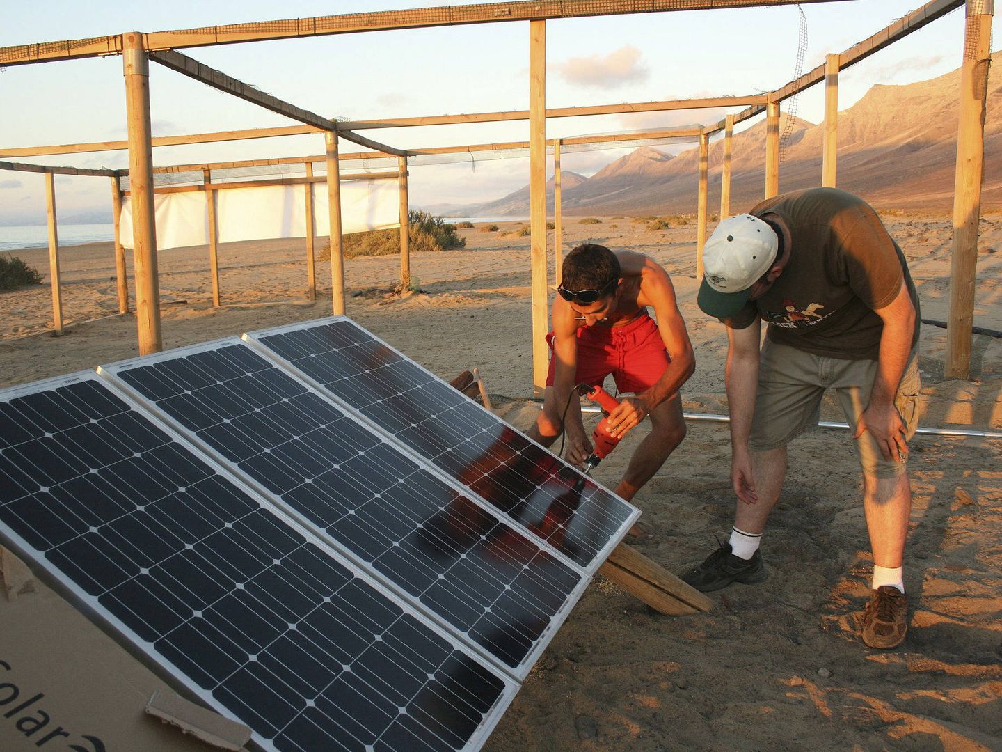 Construcción de una instalación solar en Esapaña. (EFE)