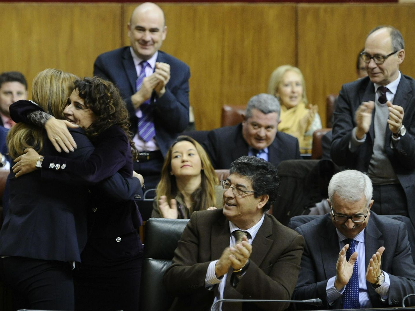 Montero abraza a la presidenta de Andalucía tras la aprobación de los Presupuestos autonómicos. (EFE)