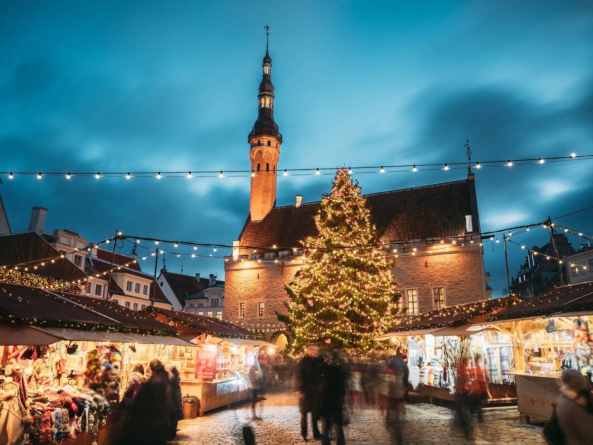 Foto: Mercado tradicional de Navidad en la Plaza del Ayuntamiento de Tallin (Fuente: iStock)