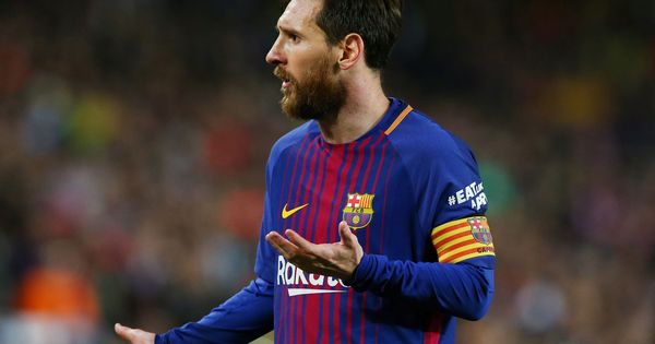 Foto: Messi, con el brazalete de capitán, durante un partido con el Barcelona en el Camp Nou. (EFE)