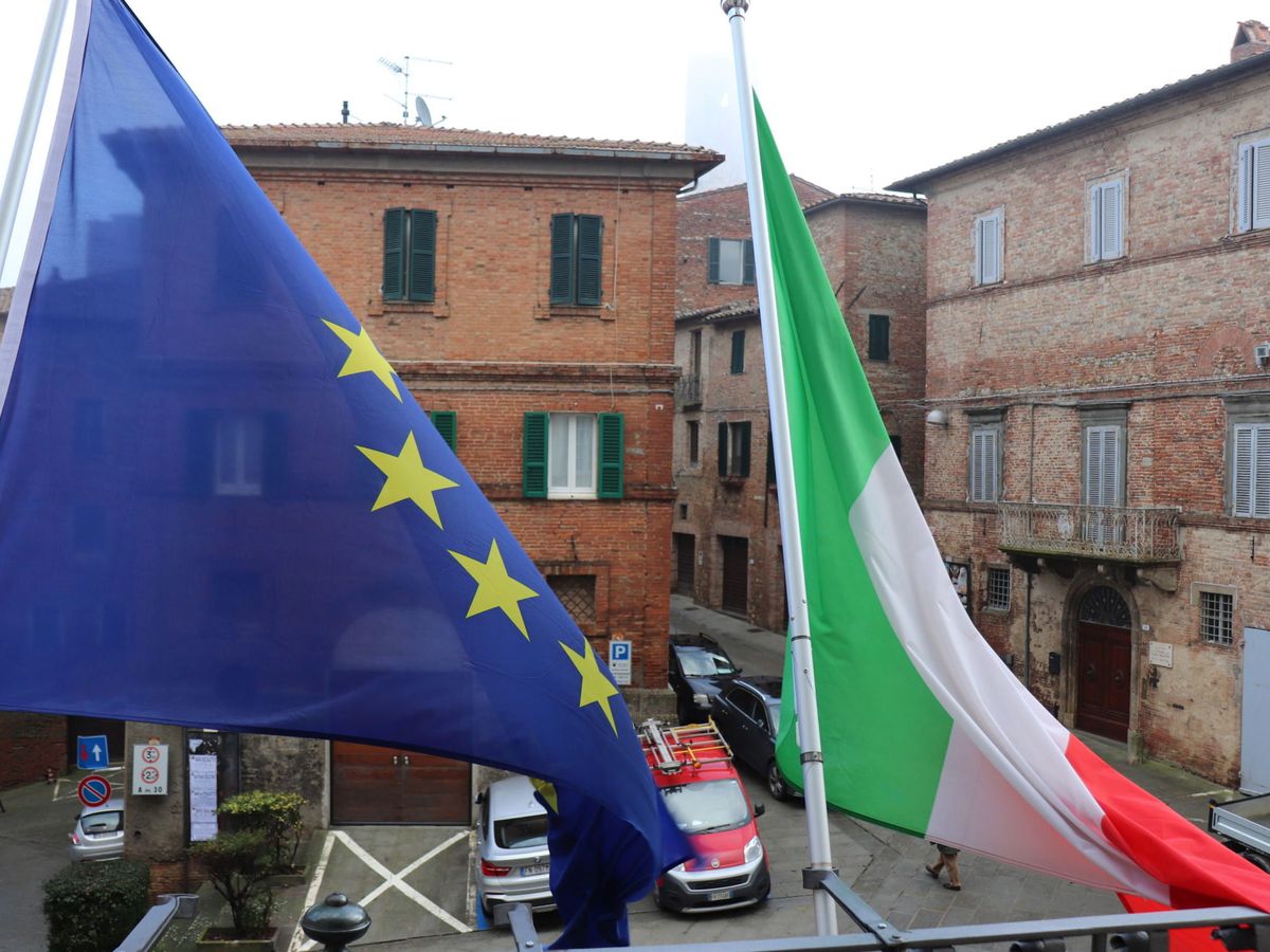 Foto: La bandera italiana, junto a la de la Unión, en la antigua residencia de Mario Draghi (EFE/G.Basilietti)